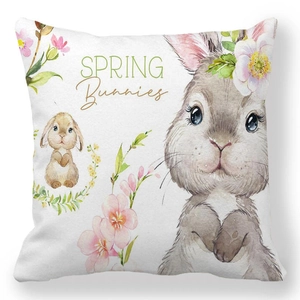 Détail de la housse de coussin en peau de pêche avec lapins et motifs floraux
