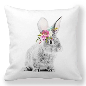 Détail du motif de lapin à l'aquarelle et de la couronne de fleurs sur la taie d'oreiller