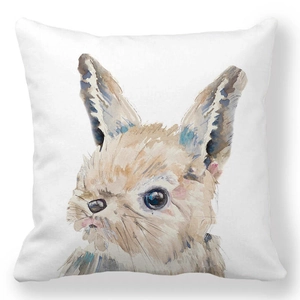 Détail de l'imprimé lapin à l'aquarelle sur une taie d'oreiller carrée en peau de pêche