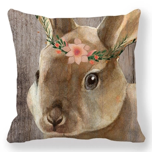 Housse de coussin lapin de Pâques avec couronne florale sur fond bois rustique