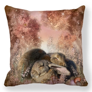 Vue détaillée d'un coussin carré avec des lapins endormis et un motif de fleurs de forêt