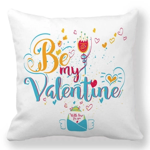 Détail de taie d'oreiller blanche en peau de pêche avec texte Be my Valentine et cœurs