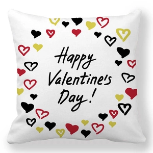 Détail d'une taie d'oreiller Saint-Valentin avec motifs de cœurs et texte festif