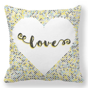 Détail de la housse de coussin en peau de pêche avec motif cœur et texte love