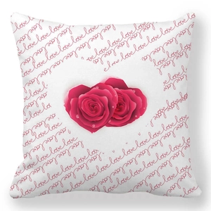 Détail d'une taie d'oreiller avec roses rouges et lettrage love pour décoration de Saint-Valentin