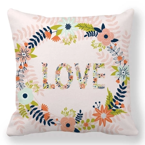 Détail de la texture peau de pêche et motif floral LOVE sur la taie d'oreiller rose