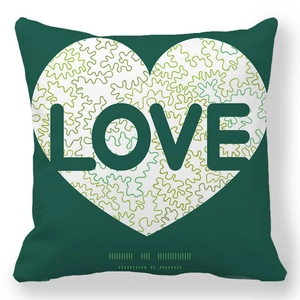 Détail de la taie d'oreiller vert foncé avec motif de cœur blanc et texte LOVE