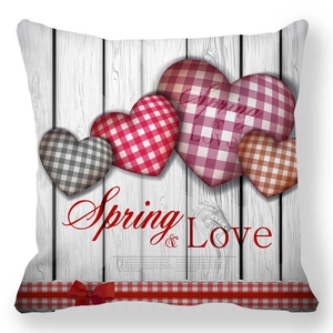 Détail de la taie d'oreiller Spring & Love avec motifs de cœurs à carreaux sur bois blanc