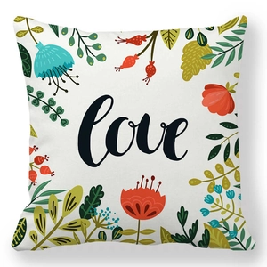 Détail de la taie d'oreiller en peau de pêche avec motifs floraux et texte 'love'
