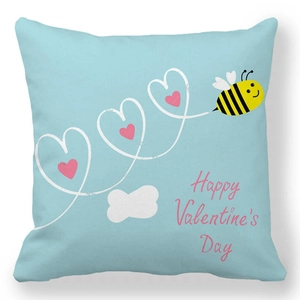 Détail de la taie d'oreiller en peau de pêche avec abeille et motif de la Saint-Valentin