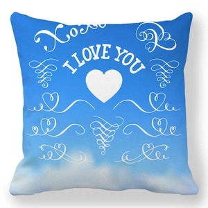 Détail de la taie d'oreiller bleu dégradé avec cœur, texte XOXO et motifs floraux