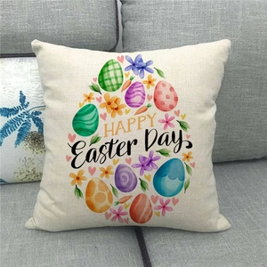 Dettaglio della fodera per cuscino Happy Easter Day in lino con uova su divano