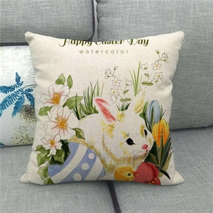 Dettaglio della federa in lino Happy Easter con coniglio e uova su un divano grigio