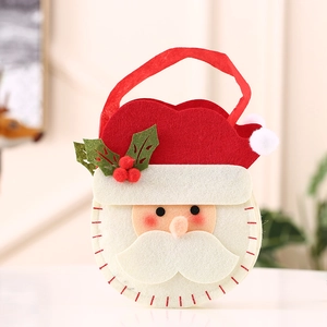 Detail van rode kerstcadeautas van vilt met 3D Kerstman gezicht en hulst decoratie