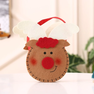 Detail van een bruine vilten kerstcadeautas met rendiergewei en rode handvatten