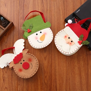 Drie kerstvilten tassen met kerstman, sneeuwpop en rendier op een houten achtergrond