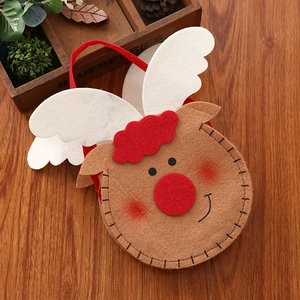 Detail van kerst rendier vilten geschenktas met witte vleugels en rode handgreep