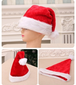Detail der flauschigen roten Weihnachtsmütze mit dickem weißem Kunstpelzrand und weißem Bommel