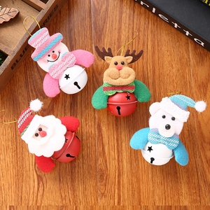 Set di ornamenti natalizi in peluche con Babbo Natale, renna, orso, pupazzo di neve e campanelle