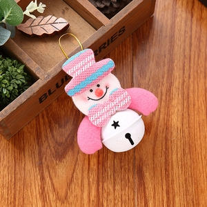 Pendaglio pupazzo di neve natalizio in peluche con cappello rosa e campanello bianco
