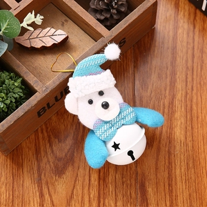 Orso di Natale decorativo con campanello in metallo bianco e cappello su legno rustico