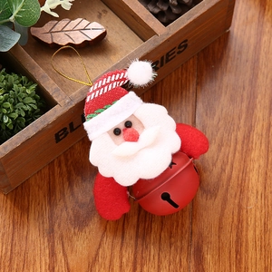 Dettaglio campana di Natale in metallo rosso con Babbo Natale in peluche e cordino oro