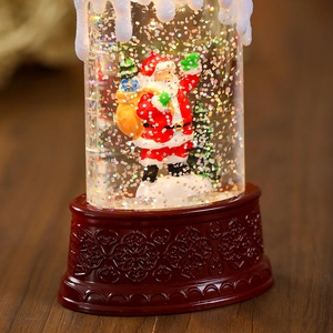Dettaglio lanterna di Natale con Babbo Natale e glitter scintillanti su base retrò