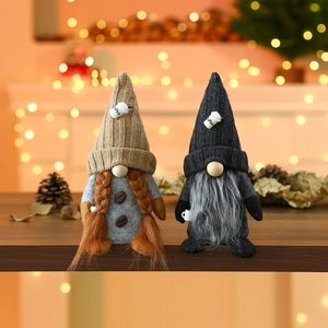 Pareja de gnomos de café tejidos con botones de granos de café sobre mesa de madera