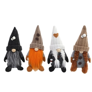 Set de cuatro gnomos de punto con temática de café, botones de grano y mini tazas