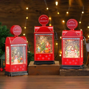 Lanternes de Noël rétro station-service avec Père Noël, bonhomme de neige et lumières