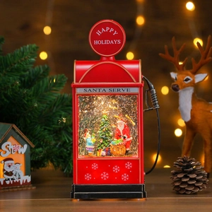 Détail de la lampe de Noël rouge vintage avec le Père Noël et des paillettes festives