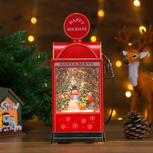 Détail d'une lanterne de station-service rouge rétro avec scène de Noël lumineuse