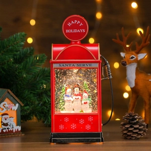 Détail d'une lanterne de Noël rétro rouge avec bonhommes de neige et effet de neige LED