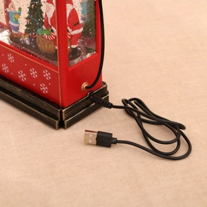 Détail de la lanterne de Noël vintage avec câble USB montrant l'interface de charge