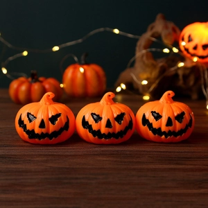 Macro d'une lanterne citrouille d'Halloween orange avec LED sur bois sombre