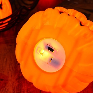 Détail de la base de la lampe citrouille d'Halloween avec compartiment pile et interrupteur