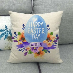 Federa per cuscino in lino con uovo di Pasqua blu e fiori su un divano grigio