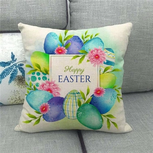 Dettaglio della federa in lino Happy Easter con uova colorate su un divano grigio