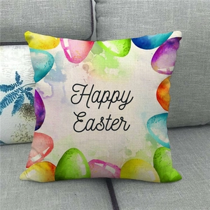 Dettaglio federa in lino con uova Happy Easter su un divano in tessuto grigio