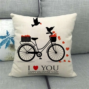 Gros plan sur la taie d'oreiller en lin Saint-Valentin avec vélo et texte I Love You