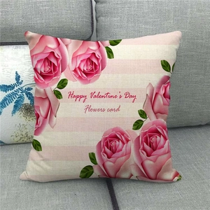 Détail d'une taie d'oreiller en lin pour la Saint-Valentin avec roses roses et lettrage