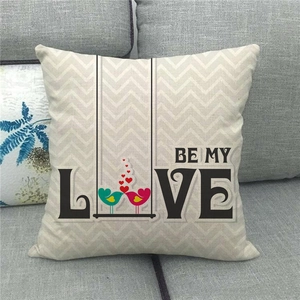 Housse de coussin en lin Saint-Valentin avec texte BE MY LOVE sur canapé gris