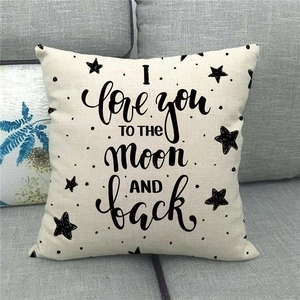 Détail d'une taie d'oreiller en lin avec texte I love you to the moon and back