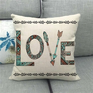 Détail d'une housse de coussin en lin avec imprimé LOVE tribal et flèches de plumes