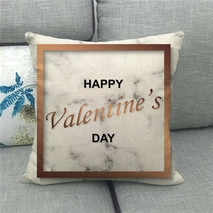 Détail de la housse de coussin en lin avec texte Saint-Valentin et motifs de marbre