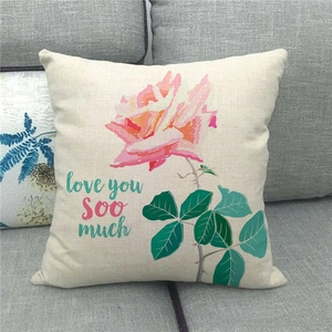 Housse de coussin en lin avec roses roses et texte Love You Soo Much sur canapé gris