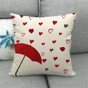 Federa in lino per San Valentino con ombrello rosso e cuori su divano grigio