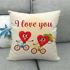 Dettaglio di federa in lino con personaggi a cuore di San Valentino e testo I love you