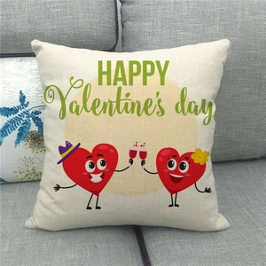 Dettaglio federa in lino per San Valentino con cuori animati su divano grigio
