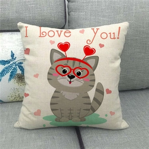 Dettaglio della fodera per cuscino in lino con gatto dei cartoni e testo I Love You